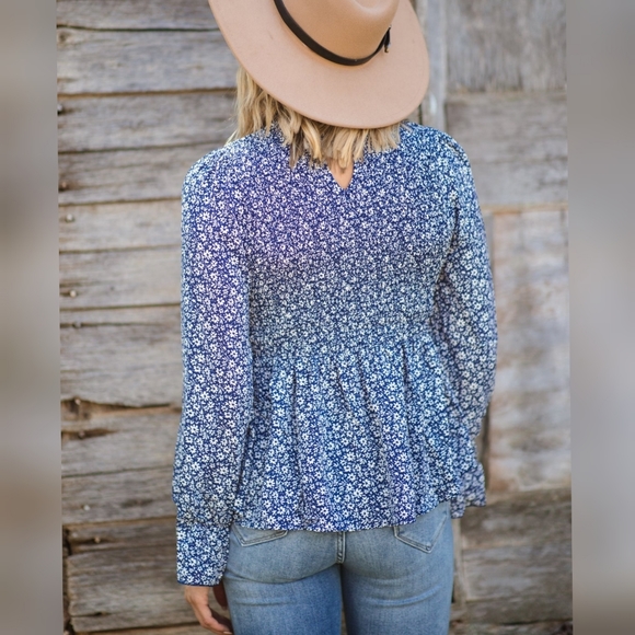 Mi Ami Francesca's Chic Blue Floral Long Sleeves Top - Picture 3 of 11